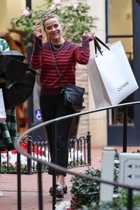 Reese-Witherspoon---Shopping-at-Pacific-Palisades-Mall-09.jpg