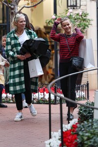 Reese-Witherspoon---Shopping-at-Pacific-Palisades-Mall-10.jpg