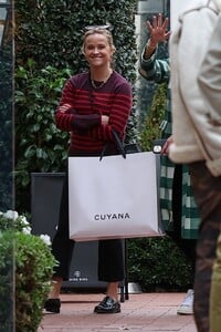 Reese-Witherspoon---Shopping-at-Pacific-Palisades-Mall-11.jpg
