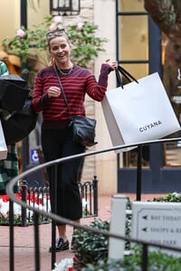 Reese-Witherspoon---Shopping-at-Pacific-Palisades-Mall-12.jpg