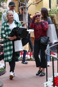 Reese-Witherspoon---Shopping-at-Pacific-Palisades-Mall-13.jpg