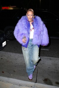 Rihanna---Rocks-Fenty-x-Puma-Avanti-Sneakers-at-activation-event-in-Hollywood-02.jpg