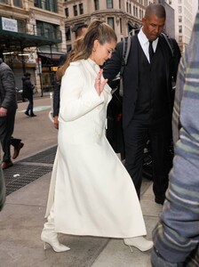 Selena-Gomez---In-all-white-stepping-out-in-New-York-06.jpg