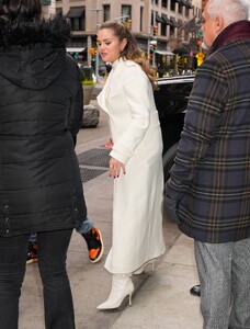 Selena-Gomez---In-all-white-stepping-out-in-New-York-07.jpg