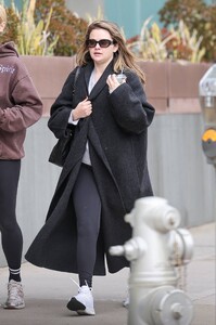 Selena-Gomez---Shopping-in-Beverly-Hills-01.jpg