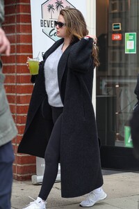 Selena-Gomez---Shopping-in-Beverly-Hills-06.jpg