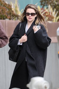 Selena-Gomez---Shopping-in-Beverly-Hills-11.jpg
