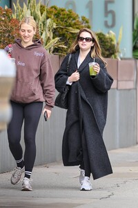Selena-Gomez---Shopping-in-Beverly-Hills-15.jpg