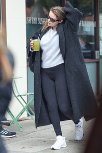 Selena-Gomez---Shopping-in-Beverly-Hills-16.jpg