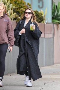 Selena-Gomez---Shopping-in-Beverly-Hills-17.jpg