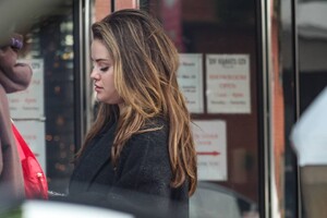 Selena-Gomez---Shopping-in-Beverly-Hills-39.jpg