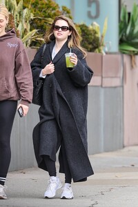 Selena-Gomez---Shopping-in-Beverly-Hills-40.jpg