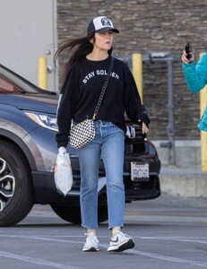 Tiffani-Thiessen---Shopping-at-Westfield-Mall-Woodland-Hills-02.jpg