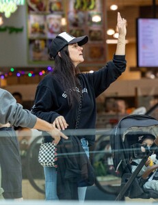 Tiffani-Thiessen---Shopping-at-Westfield-Mall-Woodland-Hills-03.jpg