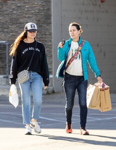 Tiffani-Thiessen---Shopping-at-Westfield-Mall-Woodland-Hills-04.jpg