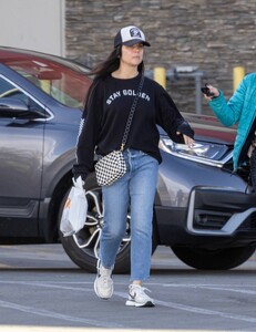 Tiffani-Thiessen---Shopping-at-Westfield-Mall-Woodland-Hills-08.jpg