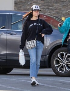 Tiffani-Thiessen---Shopping-at-Westfield-Mall-Woodland-Hills-09.jpg