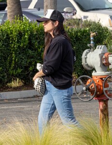 Tiffani-Thiessen---Shopping-at-Westfield-Mall-Woodland-Hills-19.jpg