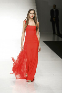 Valentino2006WomenRTW110.thumb.jpg.87202aa255fc4e976947c358d8f26390.jpg