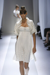 Valentino2007HauteCouture11.thumb.jpg.1e59a039928f21da1dc9e35792837a3c.jpg