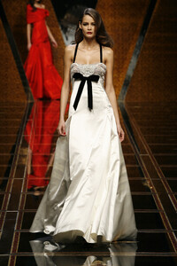 Valentino2007WomenRTW240.thumb.jpg.4cc15953f6aa20b1f08a7c8478dcbb01.jpg