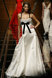 Valentino2007WomenRTW242.thumb.jpg.b6343d98153aea7e38edcbbe409937a7.jpg