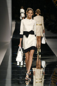 Valentino2008WomenRTW71.thumb.jpg.c16b12aa7187c35fb9ead010c08fdbaf.jpg