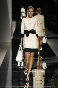 Valentino2008WomenRTW72.thumb.jpg.59933943aea354b98e077eab7116e7d8.jpg