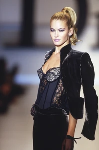 Valeria-Mazza-corset-Christian-Dior-1996.webp
