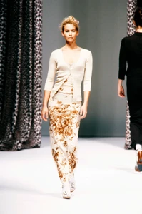 Valeria-Mazza-falda-flores-Dolce-Gabbana-1997.webp