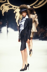 VivienneWestwood1995WomenRTW81.thumb.jpg.66a949fc4544159d8f310b6b33af6ade.jpg