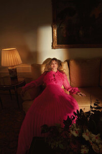 VogueGermanyMay2016(08).thumb.jpg.a60ec08a6275aa9530f27f5d5b961129.jpg