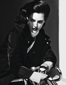 Vogue_Germany_-_August_2014-810.thumb.png.66328ead555f3704b499edaed9b16b0e.png