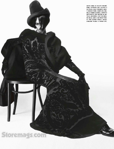 Vogue_Italy_2012-07-204.thumb.png.6c99aa999480e155e7a104013a661252.png