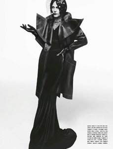 Vogue_Italy_2012-07-211.thumb.png.7b4f8d7852087af5df3b445f026ab3ed.png