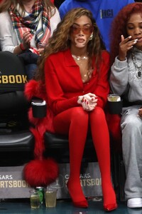 Winnie-Harlow---Seen-at-Washington-Wizards-vs-Orlando-Game-at-the-Capital-One-Arena-27.jpg