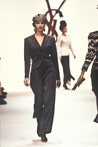 YvesSaintLaurent1994WomenRTW44.thumb.jpg.56f1a76db95dddaece9e08c1534358cc.jpg