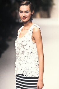 YvesSaintLaurent1995WomenRTW107.thumb.jpg.df72c78c487f2df0c4e00b936fa9980a.jpg