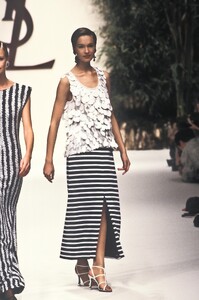 YvesSaintLaurent1995WomenRTW108.thumb.jpg.f0df961084ad84873c37472ea3cf9554.jpg