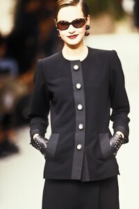 YvesSaintLaurent1995WomenRTW150.thumb.jpg.5abecced4ae6d6f1aefb6dc37004a6c0.jpg