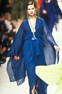 YvesSaintLaurent1995WomenRTW168.thumb.jpg.cd8e387fc2fa7b18d647385be69aea39.jpg