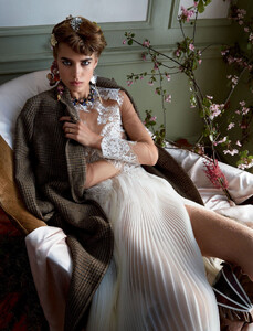allure-us-august-2016_by_camilla-akrans_(1).thumb.jpg.0e195129a0146290d94807e8f7cba0d7.jpg