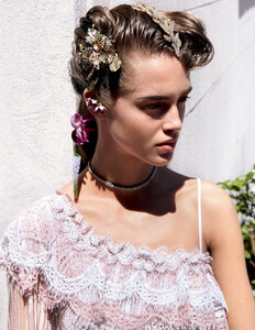allure-us-august-2016_by_camilla-akrans_(4).thumb.jpg.de0960eb547f77f8530fd16d82eb028f.jpg