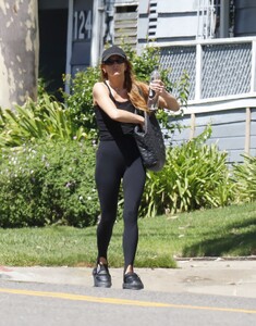 ashlee-simpson-leaves-pilates-class-in-los-angeles-09-07-2023-3.jpg
