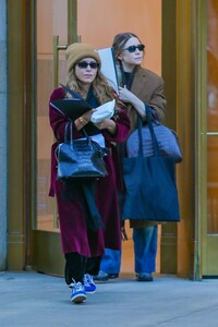 ashley-and-mary-kate-olsen-out-in-new-york-11-02-2023-0.jpg