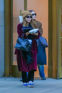 ashley-and-mary-kate-olsen-out-in-new-york-11-02-2023-2.jpg