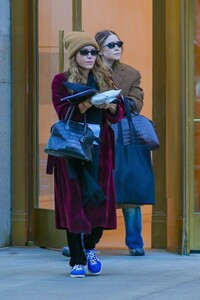 ashley-and-mary-kate-olsen-out-in-new-york-11-02-2023-6.jpg