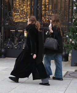 ashley-and-mary-kate-olsen-out-in-paris-12-18-2023-4.jpg