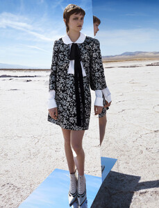 bazaar-us-august-2016_by_camilla-akrans_(1).thumb.jpg.47fa5491f54c1beabac01e9a2a5963eb.jpg