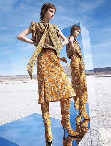 bazaar-us-august-2016_by_camilla-akrans_(5).thumb.jpg.05a2d6509cbdc2987db85642aa429fa8.jpg
